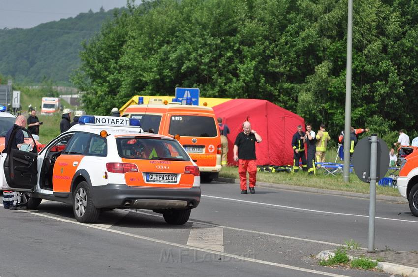 Schwerer Unfall mit Reisebus Lohmar Donrather Dreieck P145.JPG